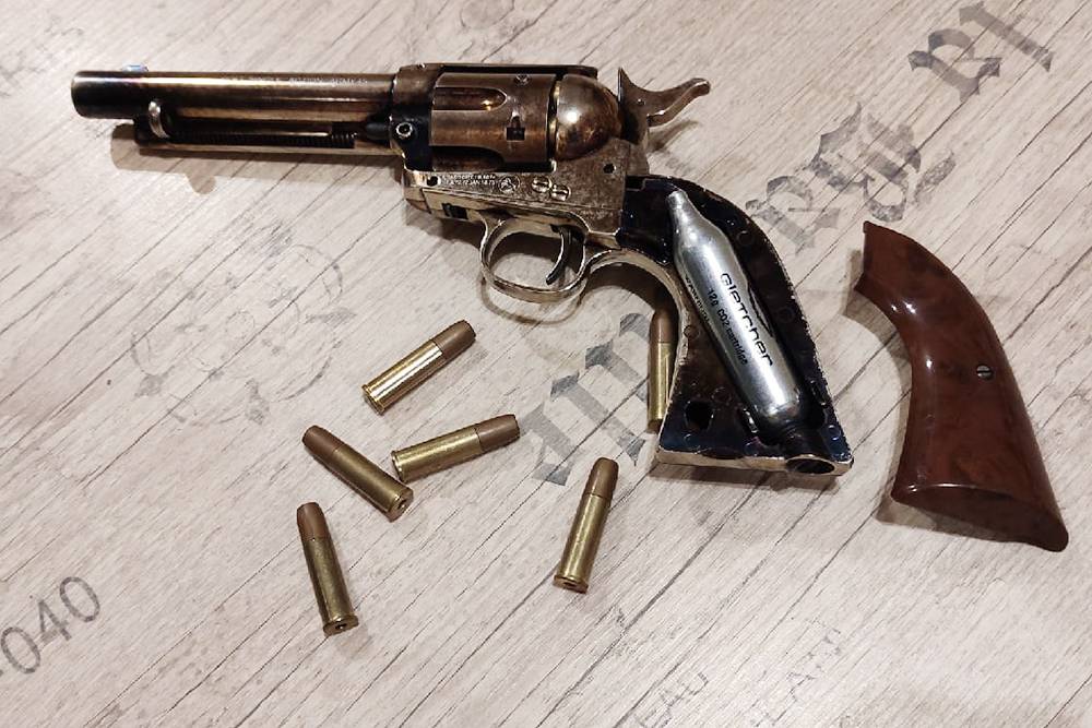 Револьвер King Arms Colt SAA&nbsp;.45 Peacemaker с углекислым газом. Рядом — гильзы, или шеллы, куда засыпаются шары