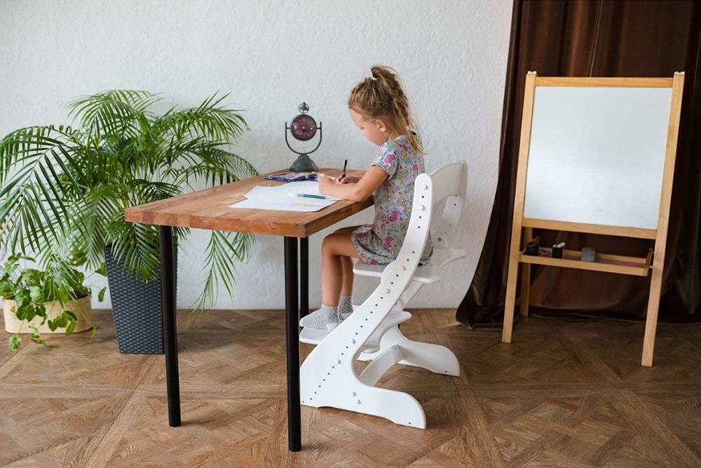 Так выглядит «растущий» стул: высоту сиденья и подставки для&nbsp;ног легко менять в зависимости от роста ребенка и высоты стола. Источник:&nbsp;roststul.ru