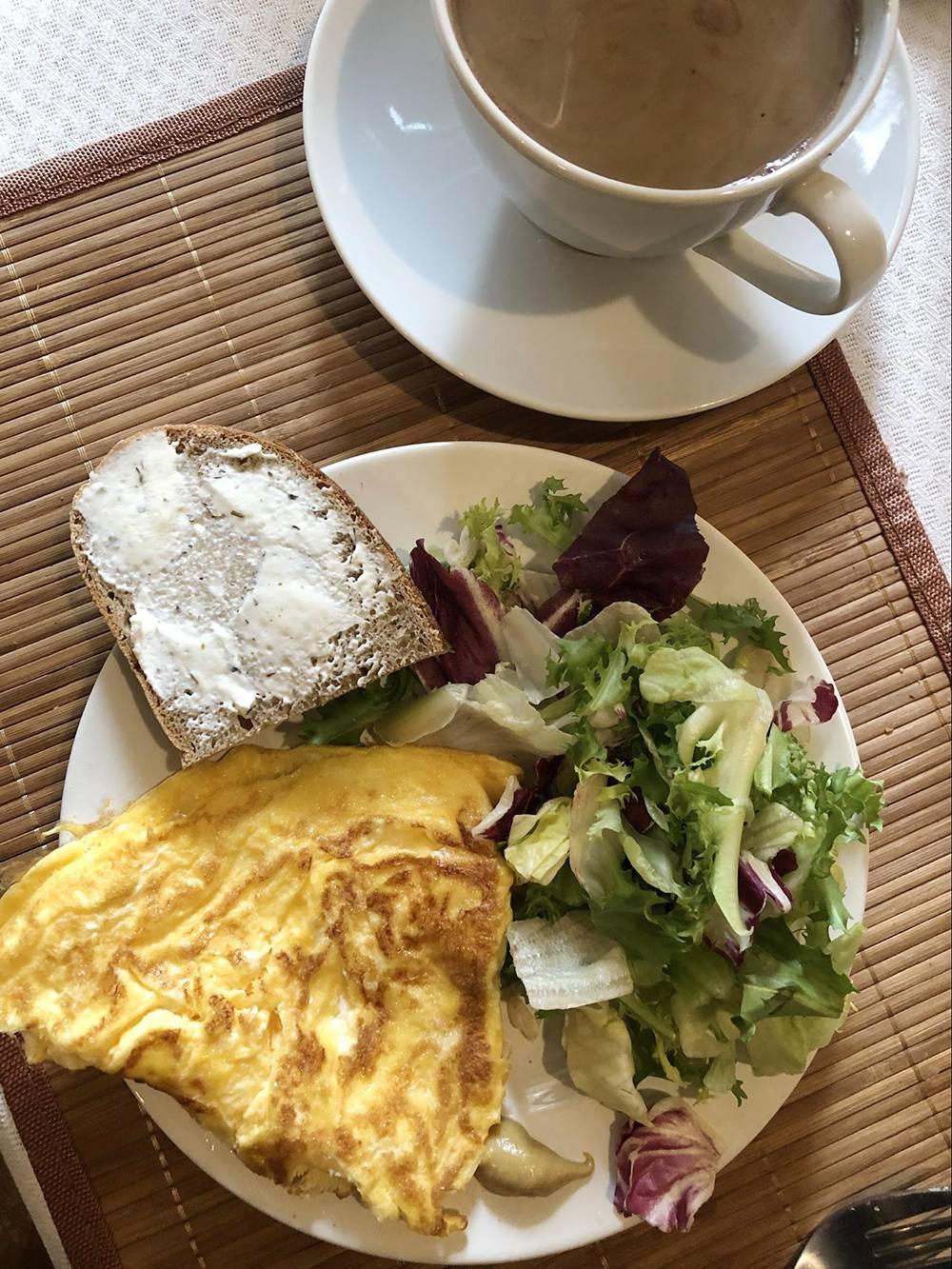 Завтрак: омлет из двух яиц, зелень, тост с творожным сыром, кофе