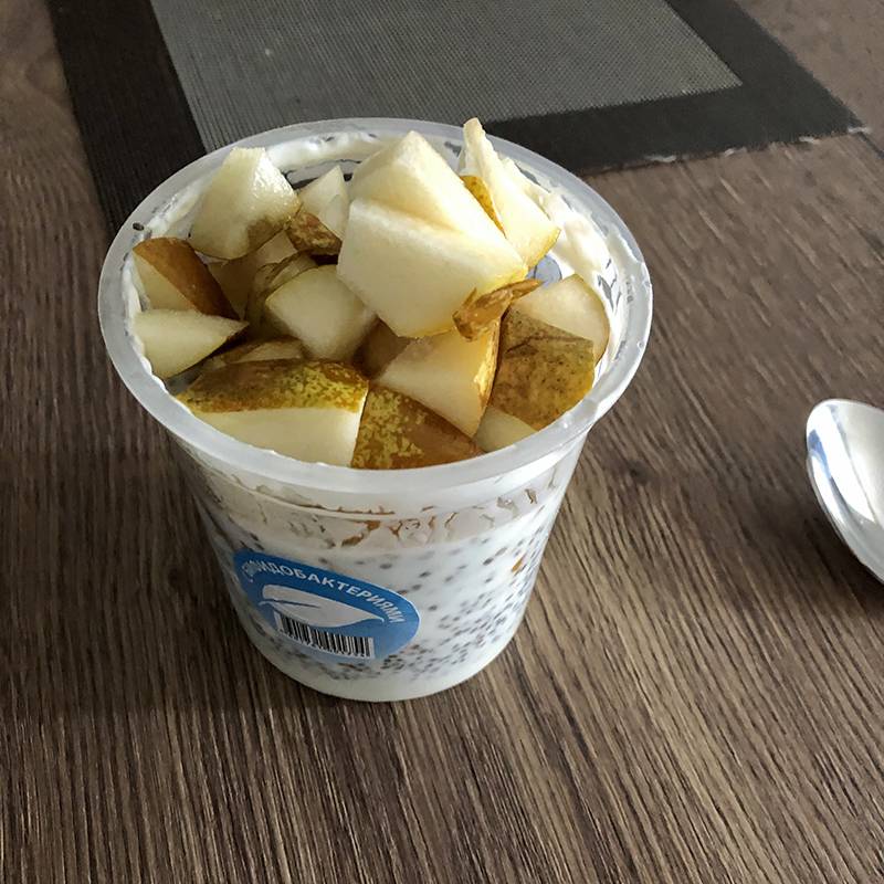 Перекус: йогурт с чиа и грушей