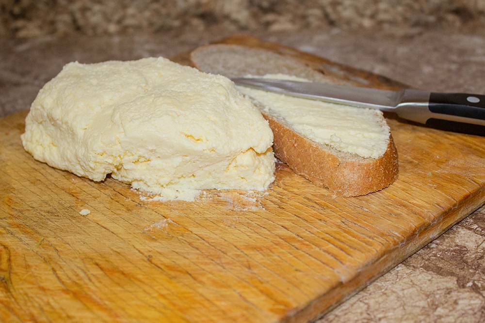 У меня получается мягкий сыр, его удобно намазывать на хлеб, но я также встречала в интернете рецепты твердых сыров в мультиварке