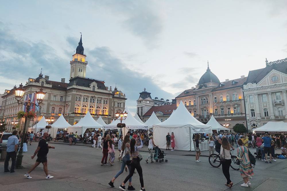 Это фестиваль вина Inter Fest на главной площади в Нови-Саде