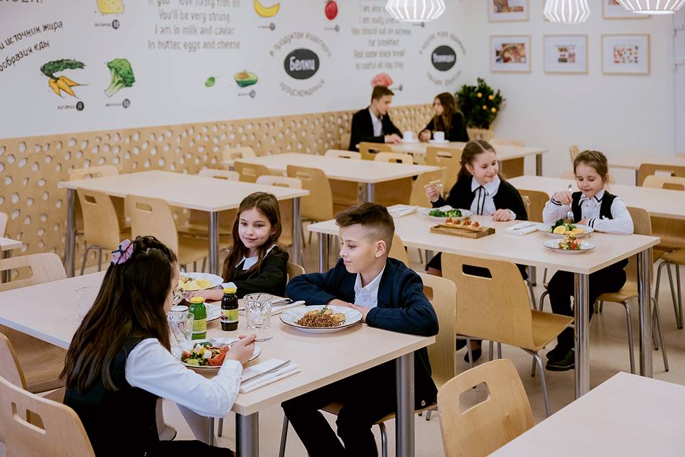 В школе разработано специальное меню ресторана со шведским столом и запрещены жареные блюда. Источник:&nbsp;vnukovo.school