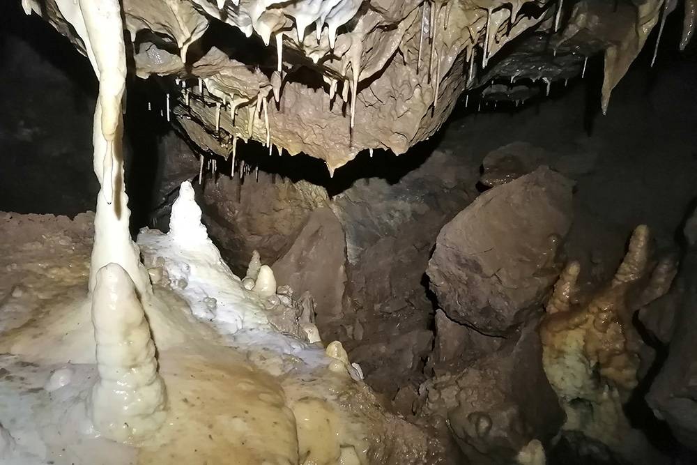 Сталактиты и сталагмиты в Пещерном логу в Красноярске. Это система перспективных пещер: спелеологи каждый раз продолжают открывать в них новые ходы