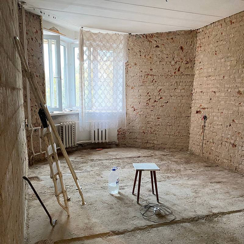 После демонтажа в комнате остались только кирпичные стены и бетонный пол