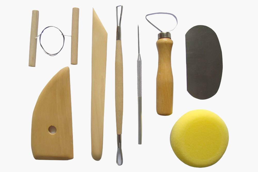 Набор инструментов: струна, две цикли, стек, две петли, шило, губка. Источник: breezecolor.ru