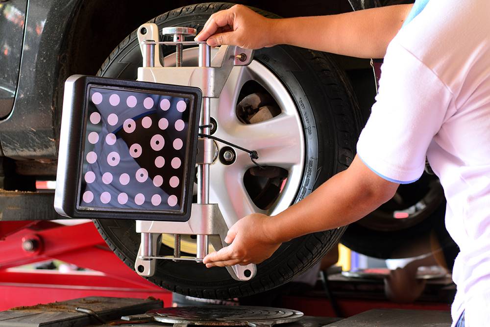 На колесном диске крепят мишень. Пятак на этом фото — прямо под&nbsp;колесом. Фото: Singkham&nbsp;/ Shutterstock