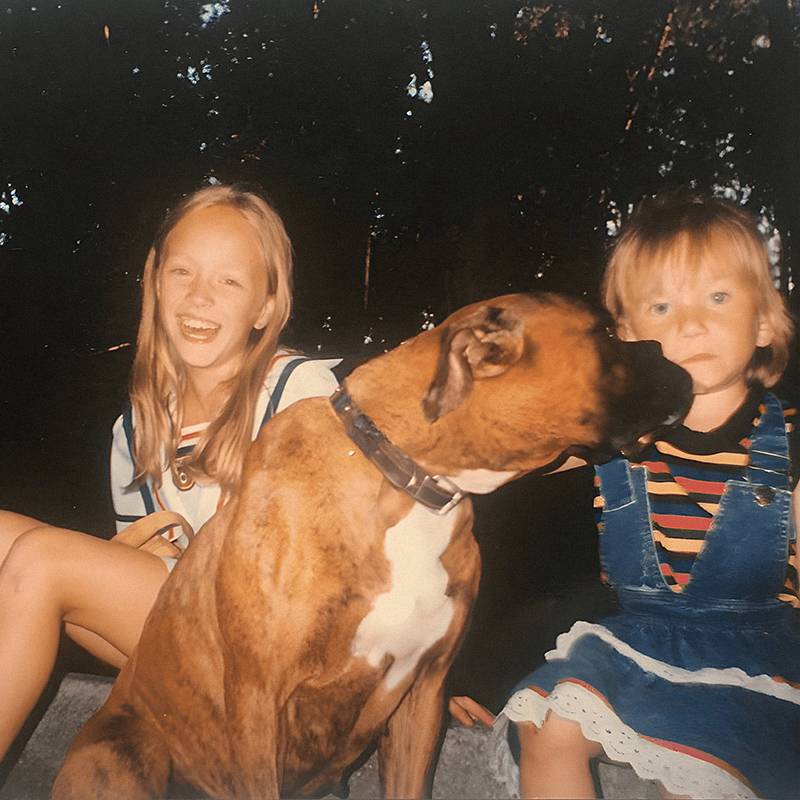 Я с младшей сестрой, 1997&nbsp;год. Примерно в это время у меня появился плеер