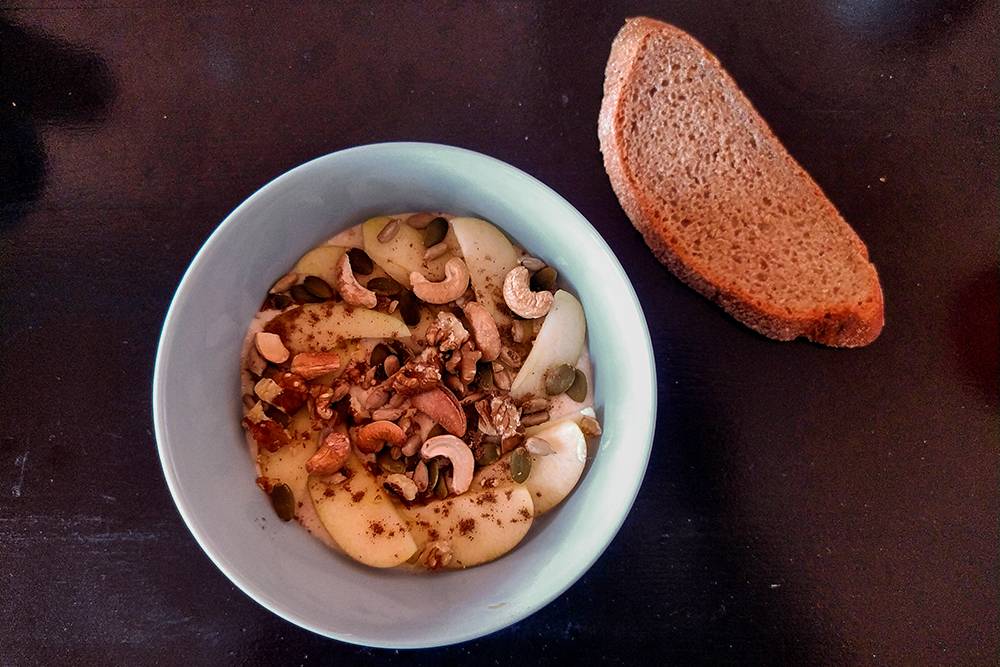 Обед: смесь творога, кефира и банана с орехами, семечками и яблоком