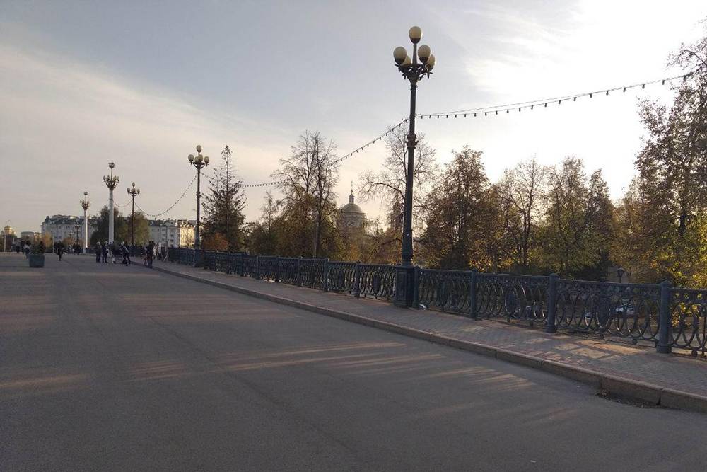 Александровский мост осенью. Вдали за деревьями — купол двухсотлетнего собора Михаила Архангела