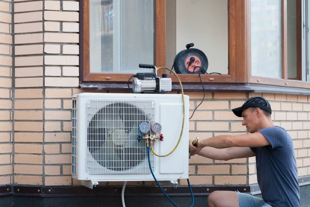 На этом кондиционере стоит вакуумный насос, при&nbsp;помощи которого убирают воздух и влагу. Источник: Kuchina / Shutterstock