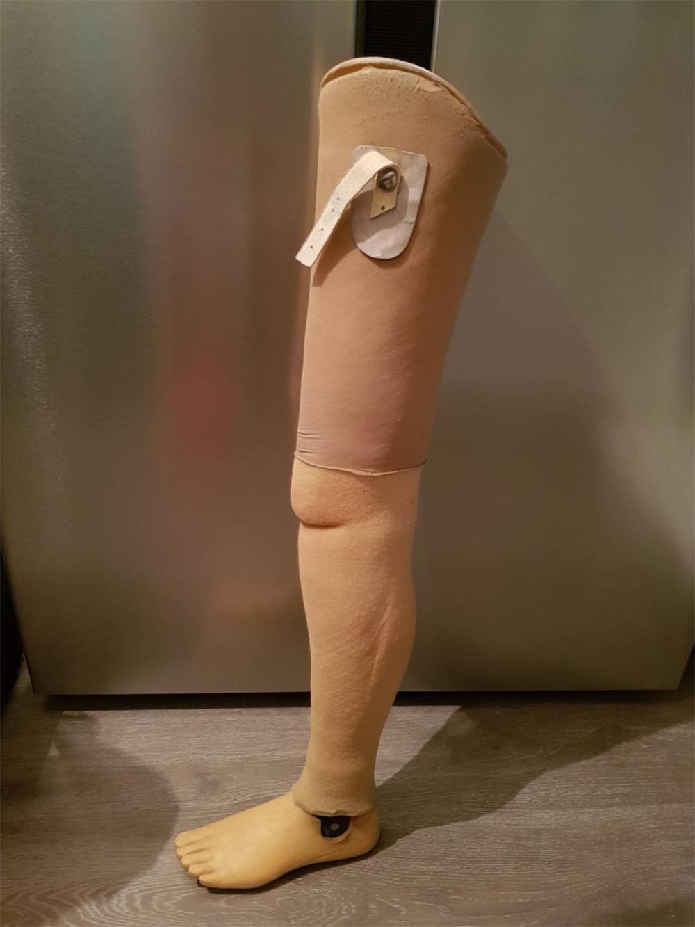 Так выглядит протез ноги с косметическим решением из поролона