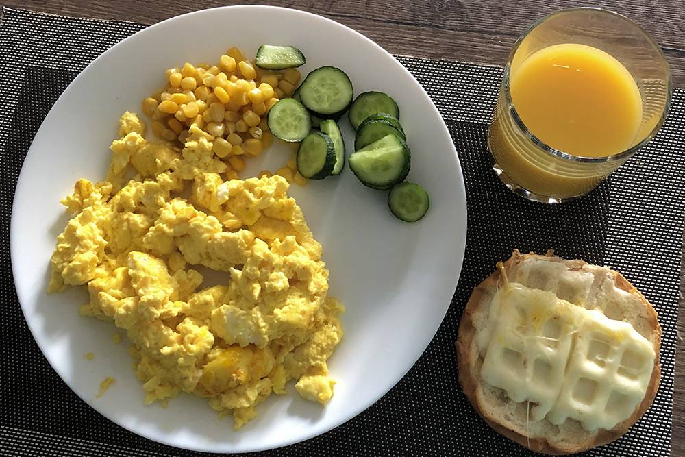 Завтрак: омлет, булочка с сулугуни и овощи