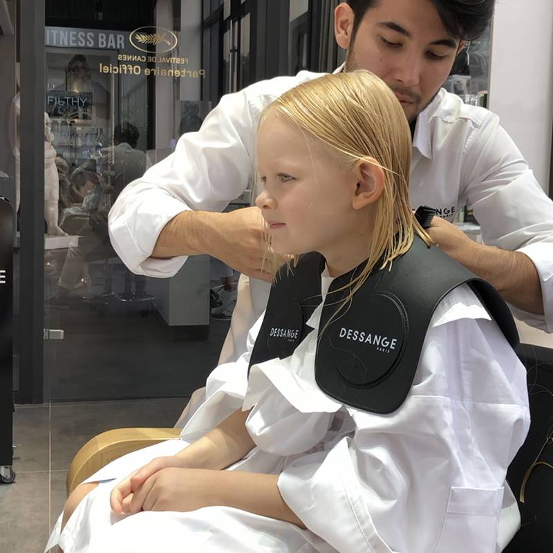 Дочь тоже стригут в модном салоне. Наш парикмахер долго работал в Москве, но вернулся, чтобы быть ближе к семье