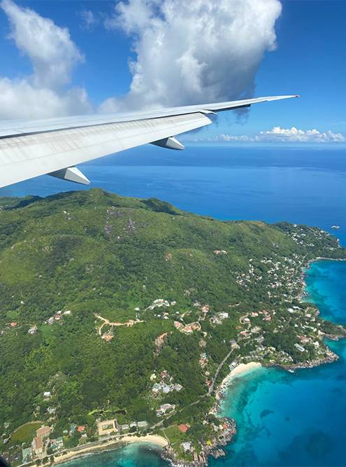 Вид на остров Маэ из самолета