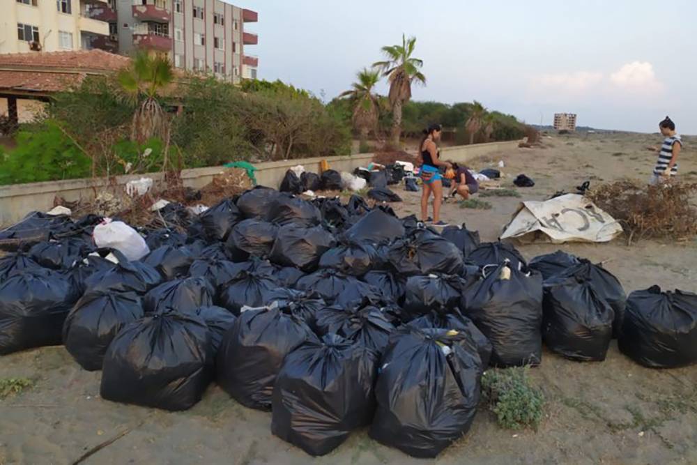 Волонтеры рассказывают, что мусора на пляже всегда очень много. Это нетуристическое место — зачастую никто, кроме добровольцев, мусор не убирает. Фото участницы проекта Виктории Бирюковой