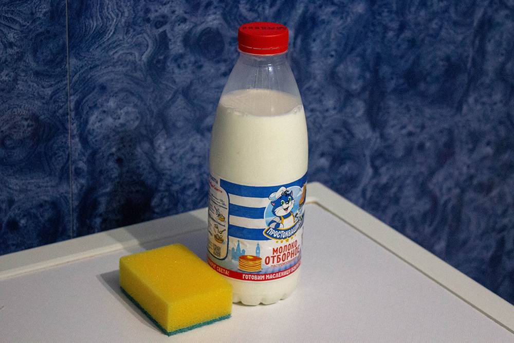 Молоко отлично подходит для&nbsp;очистки вещей белого цвета