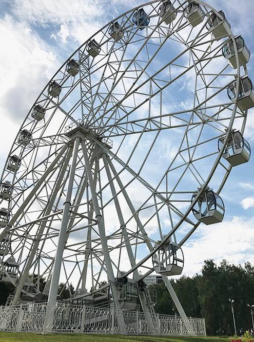 Новое колесо обозрения с закрытыми кабинками в парке Победы