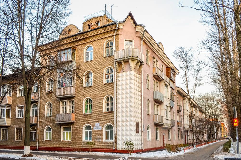 Один из самых красивых домов города, на мой взгляд, но в нем квартиры не продавались. Источник:&nbsp;asi.org.ru