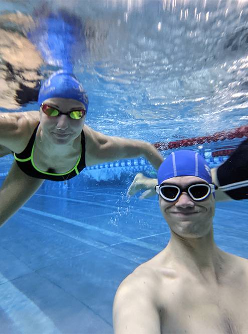 Фото с тренером в бассейне под&nbsp;водой летом 2021&nbsp;года