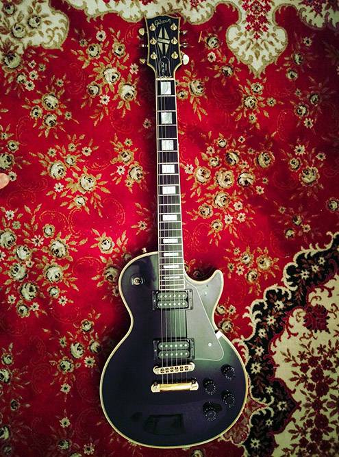 Одну из своих трех гитар — Gibson Les Paul Custom начала 90-х годов — я купил у друга пять лет назад за 100 000 <span class=ruble>Р</span>. Сегодня такая подержанная стоит около 350 000 <span class=ruble>Р</span>