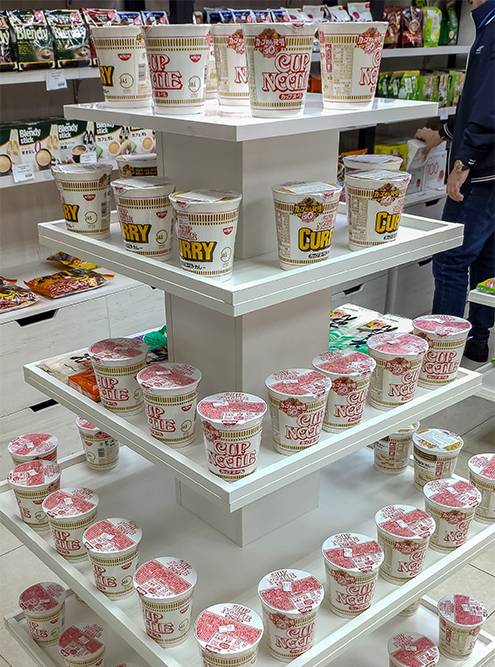 Пирамида супов быстрого приготовления в магазине японских товаров