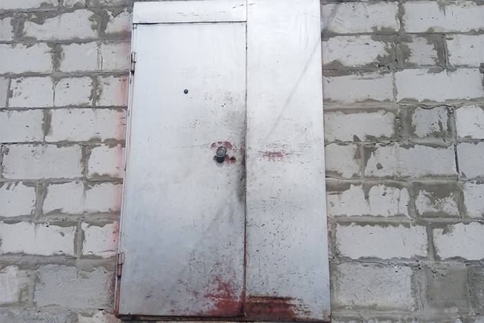 Изначально эта дверь была темно-красного цвета. Но чтобы она не выделялась, мы покрасили ее из баллончика серебряной краской. На дверь с двух сторон хватило одного баллончика за 300 <span class=ruble>Р</span>