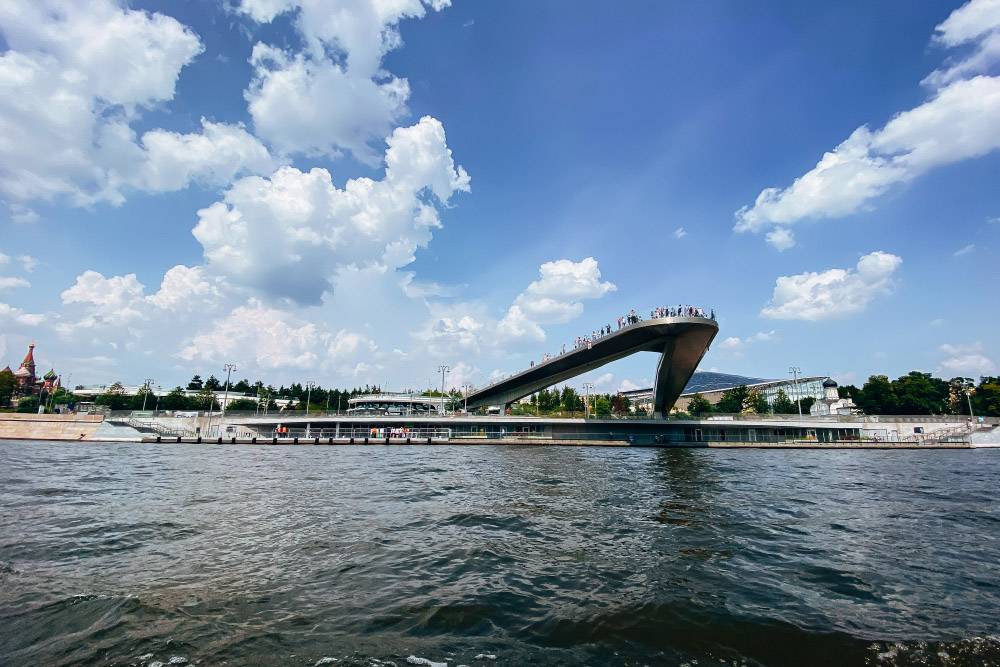 Парящий над&nbsp;Москвой-рекой мост — одна из популярных смотровых площадок города