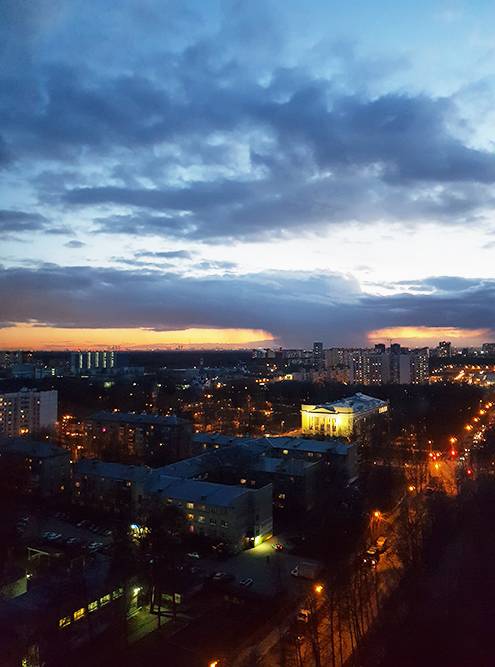 Окна квартиры выходят на юго-запад, в ясную погоду вдалеке видны все московские высотки и Останкинская башня