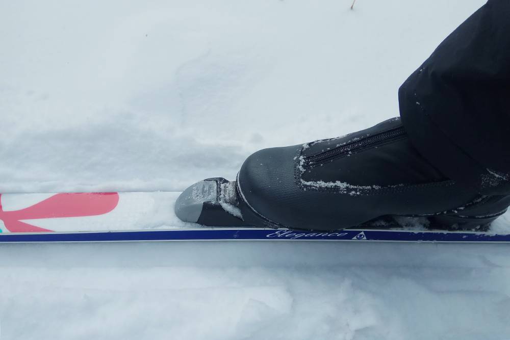 Благодаря креплениям лыжи стыкуются с ботинками