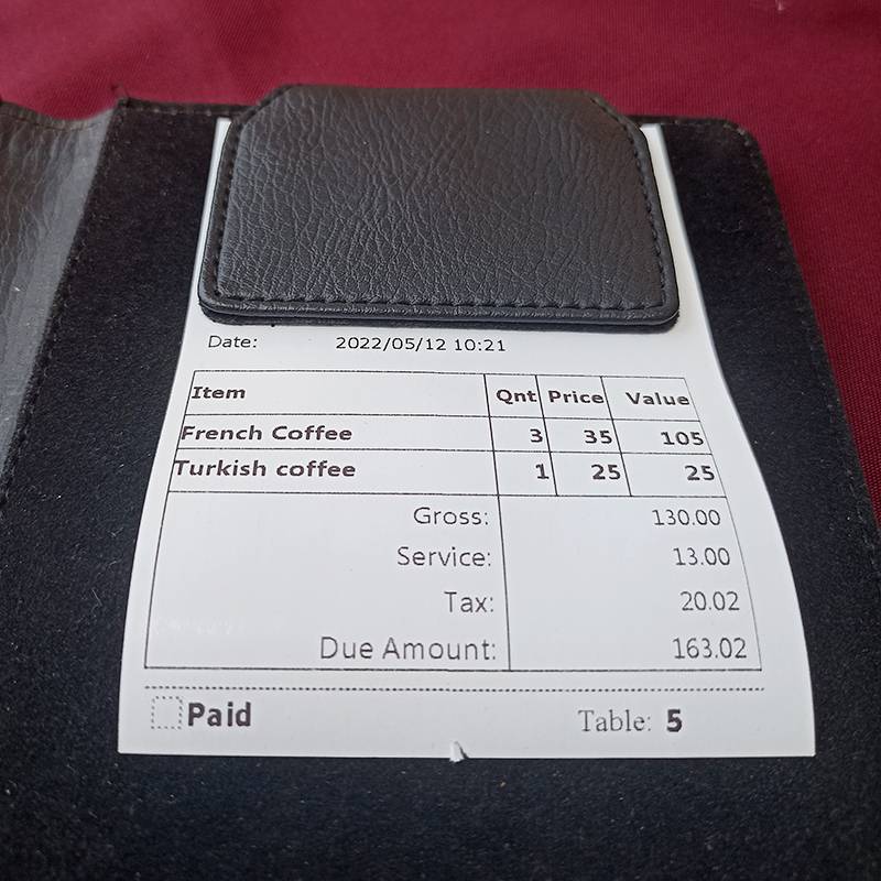 В некоторых кафе в чек отдельными строками вписывают НДС 15% и чаевые, в других — нет