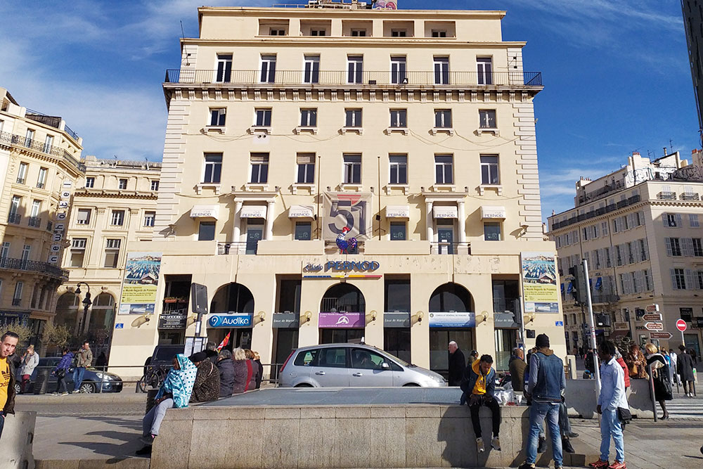 Центральная улица города La Canebière еще недавно была доступна для машин, а теперь ее половину сделали пешеходной, что провоцирует пробки на прилегающих улочках