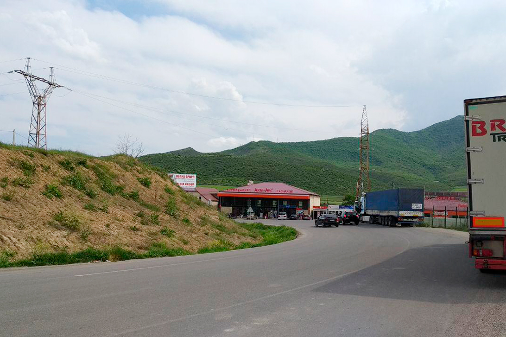 Сразу за армянской границей есть несколько небольших кафе и магазины. Обед на двоих в таком кафе стоил нам 2700 ֏ (378 рублей)