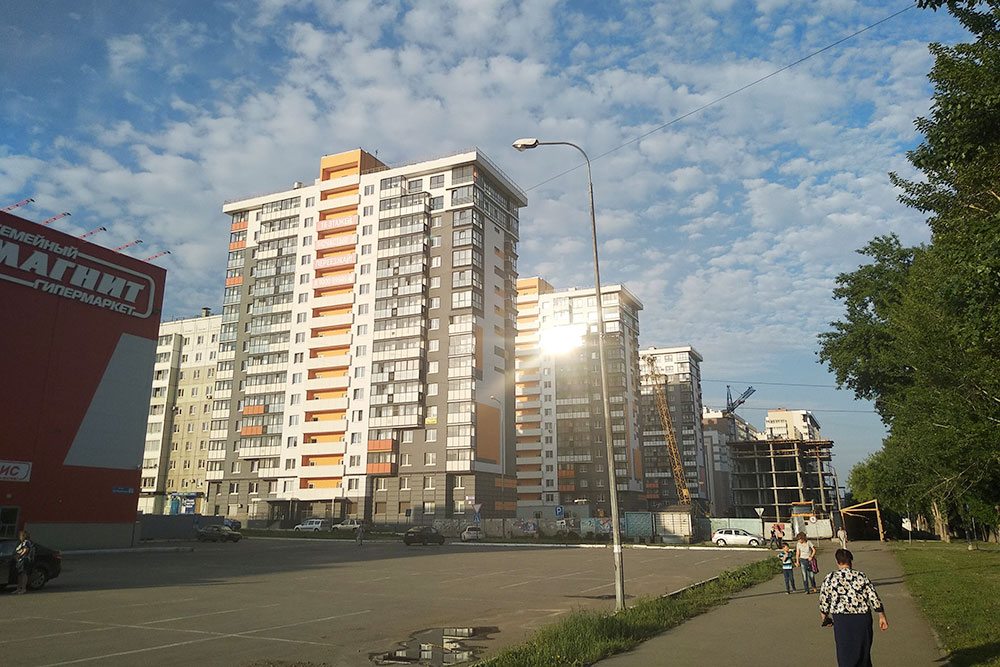 В этих домах риелторы продают квартиры без отделки по 42 тысячи за 1 м². Это не центр города, но расположение у них неплохое, до центра ехать 10 минут