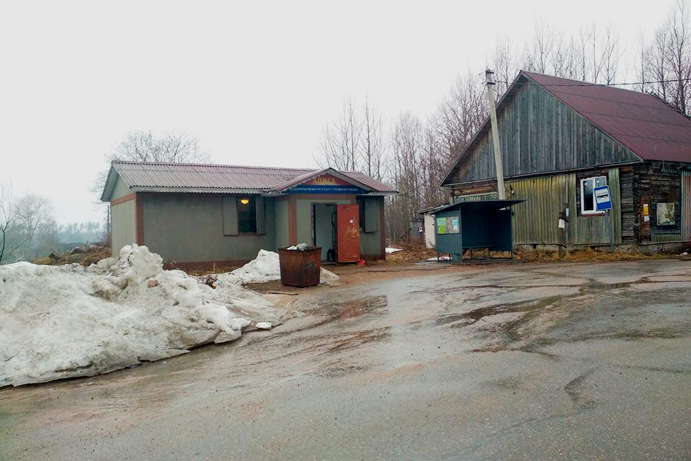 В Великом асфальтированная дорога, магазинчик и автобусная остановка. В магазин приносят почту для жителей. Еще в нем не продают спиртное, поэтому если кому-то понадобится — придется ехать 10 км в Кондратьево