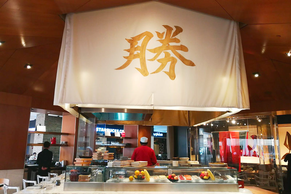 Ресторан Katsuya, в котором я работаю, находится в торговом центре The Avenues