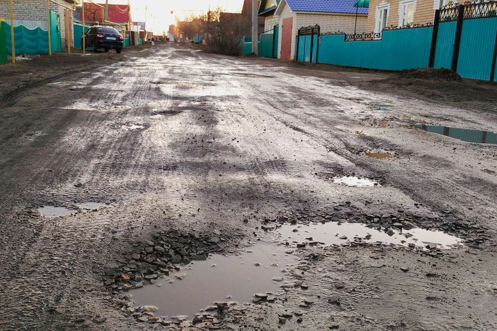 Если центральные улицы города власти привели в порядок, то во дворах до сих пор сложно проехать