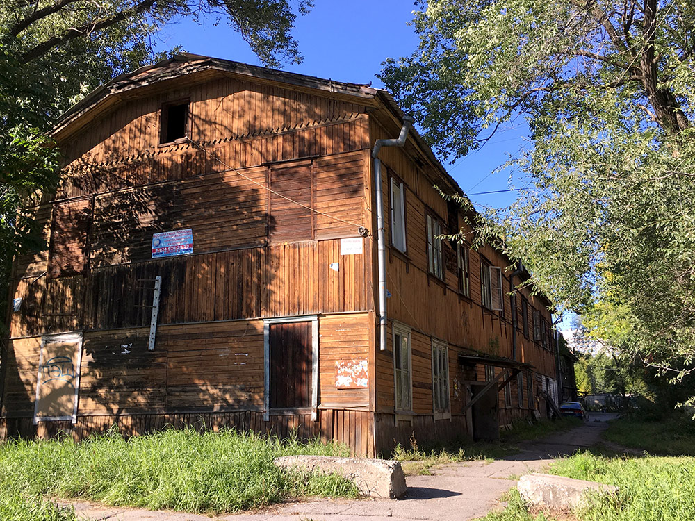 Такие бараки до сих пор стоят даже в центре Хабаровска. В 90-х в них продавали наркотики и спирт. Это определяли по ковру на заборе: если висит, значит, продают. Рассказывали, как один парень зашел в дом купить травы, ошибся квартирой и просто купил в соседней