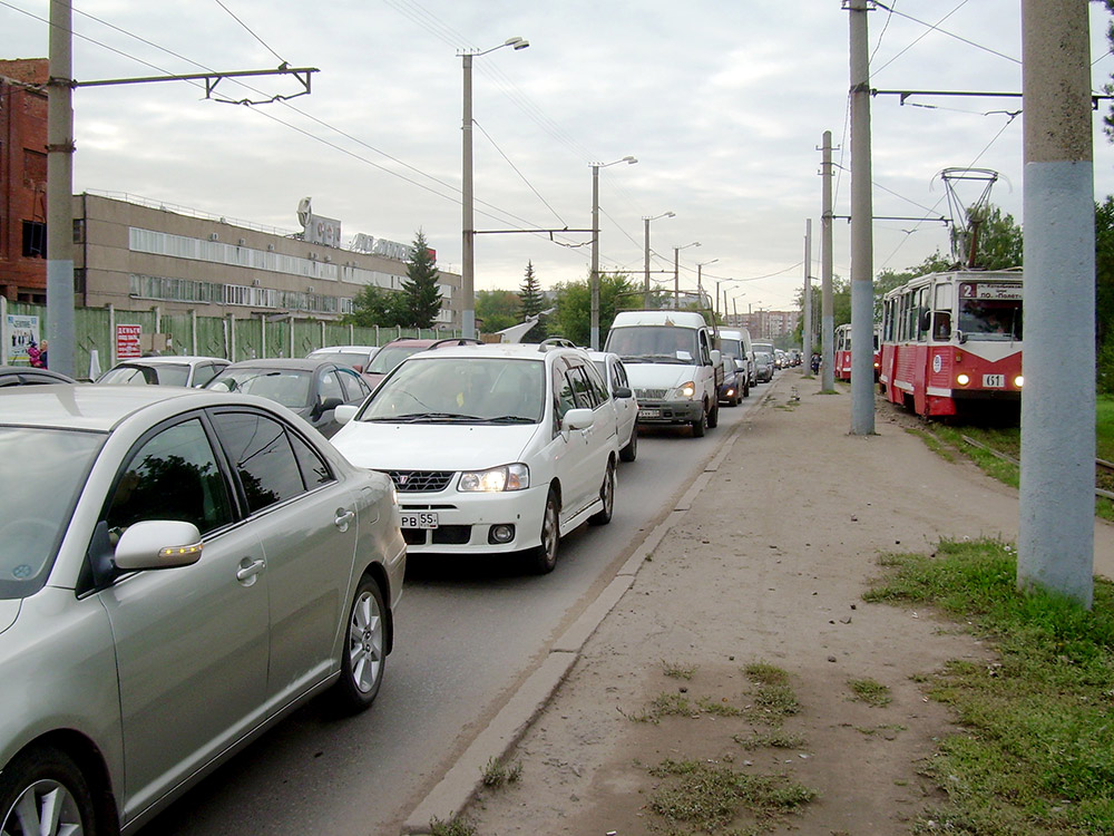 В этом месте на улице Богдана Хмельницкого по утрам всегда пробки. Их нет только летом