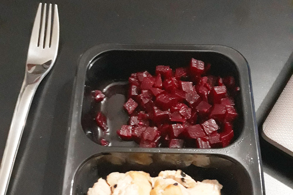 Курица с пряной свеклой. Курица замаринована в каком-то сладковато-остром соусе, поэтому вкусно. А вот в свекле ничего особенного: примерно такая же идет на винегрет