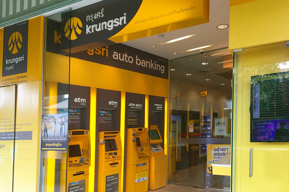 Удобнее всего оказалось снимать деньги в Krungsri Bank. Заметите его отделения и банкоматы по жизнерадостному желтому цвету
