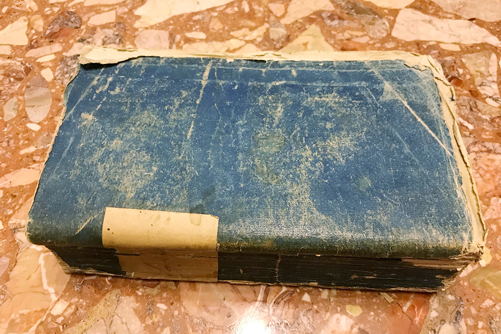 Так выглядит старая книга в первозданном виде, без реставрации и замены переплета. Это «Генриада» Вольтера 1771 года издания