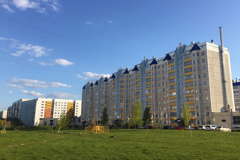 Новые дома украшены декоративными вставками с намеком на старинную архитектуру, таких в Орле много. На мой взгляд, выглядит странно, особенно рядом с хрущевками