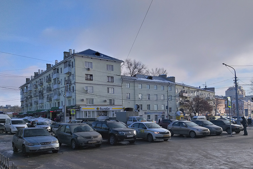 Саратовские таксисты ждут выходящих из ж/д вокзала. Брендированные автомобили встречаются только в «Яндекс-такси» и «Метро»