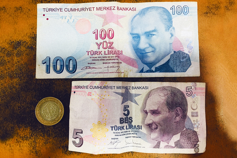 Турецкие деньги. На 1 ₺ (12,5 р.) можно купить 1 булку хлеба. На 5 ₺ (62,5 р.) — проехать в маршрутке туда и обратно. А 100 ₺ (1250 р.) — это уже хорошие деньги для Бафры: можно одеться на них в масс-маркете. На всех купюрах изображен Мустафа Кемаль Ататюрк