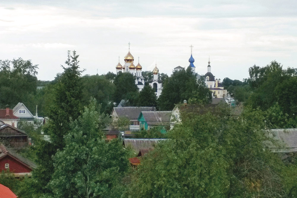 Из окна номера мы любовались Никольским женским монастырем и слушали колокольный звон