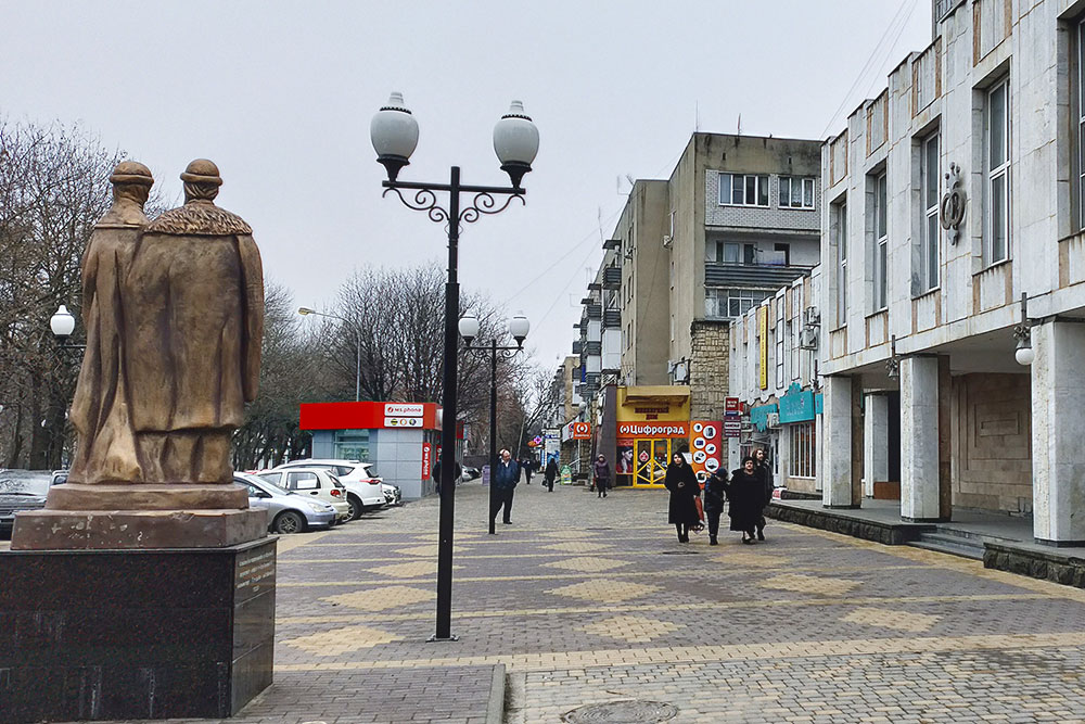 Улицы города. Справа — загс, а за ним — жилые дома