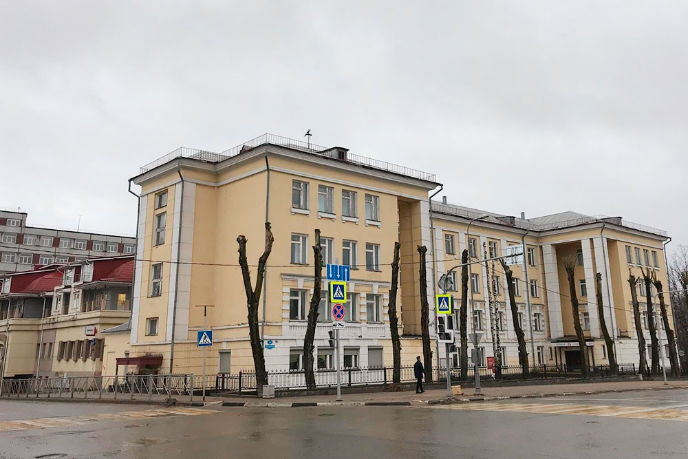 Еще один корпус ЧГУ — здесь находится приемная комиссия
