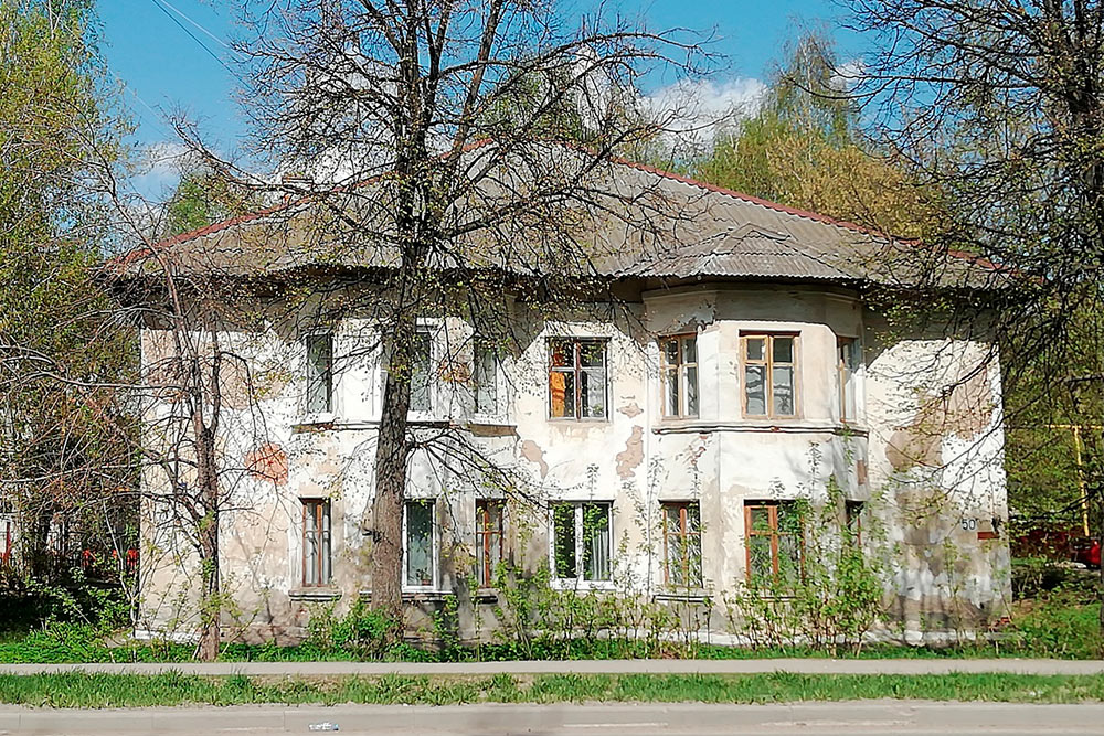 В Йошкар-Оле нередко можно увидеть такие обшарпанные дома, в которых до сих пор живут люди