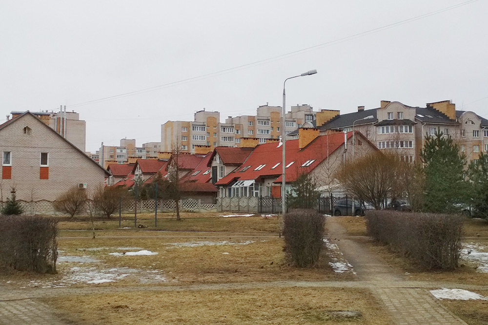 После того как вокруг Белого Города появились многоэтажки, район стал выглядеть не так привлекательно. Сейчас таунхаус с гаражом и участком 6 соток можно купить за 13,5 млн рублей